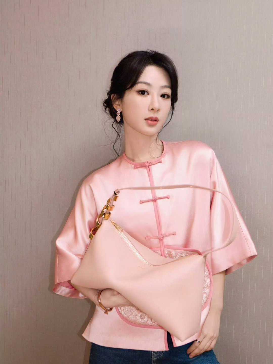 杨紫[超话]杨紫白菊 yz 杨紫生命树 奋力去尝试和开拓，才能知道生命盛装怎样的