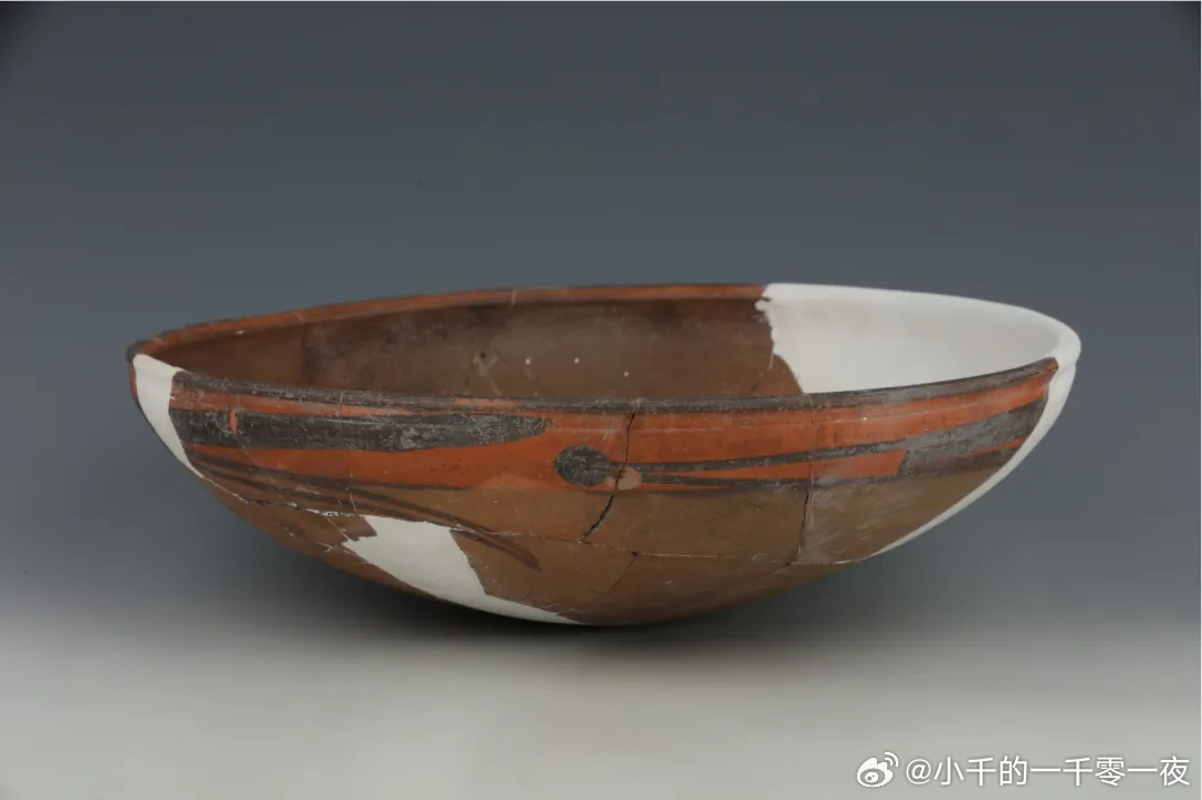 这是距今五千余年的仰韶文化半坡晚期抽象鱼纹彩陶盆，出土于宝鸡凤翔付家台遗址，经修