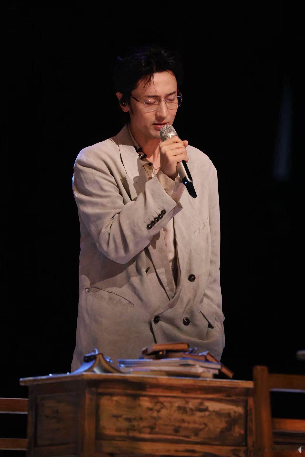 披荆斩棘哥哥们眼中的王传君 不少哥哥都评价王传君想法很有想法，做舞台特别看重故事