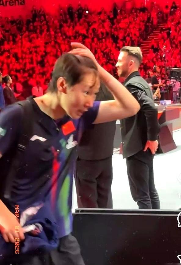 10比7手握三个局点却连丢五分，全场观众全在给对手疯狂呐喊，换作你是不是当场就要