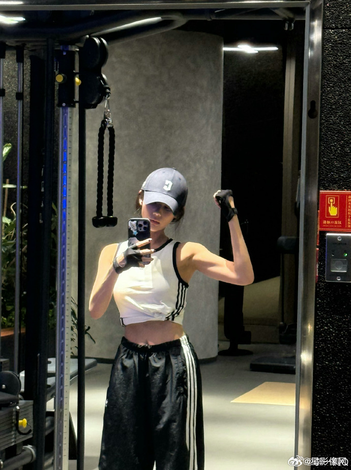 李一桐肌肉没白练 李一桐的肌肉线条真的绝，平时肯定没少流汗，16斤水杯只是小意思