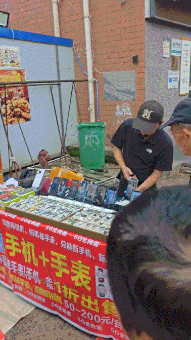 这样卖手机对老头的诱惑力确实有点太大了。 ​​​