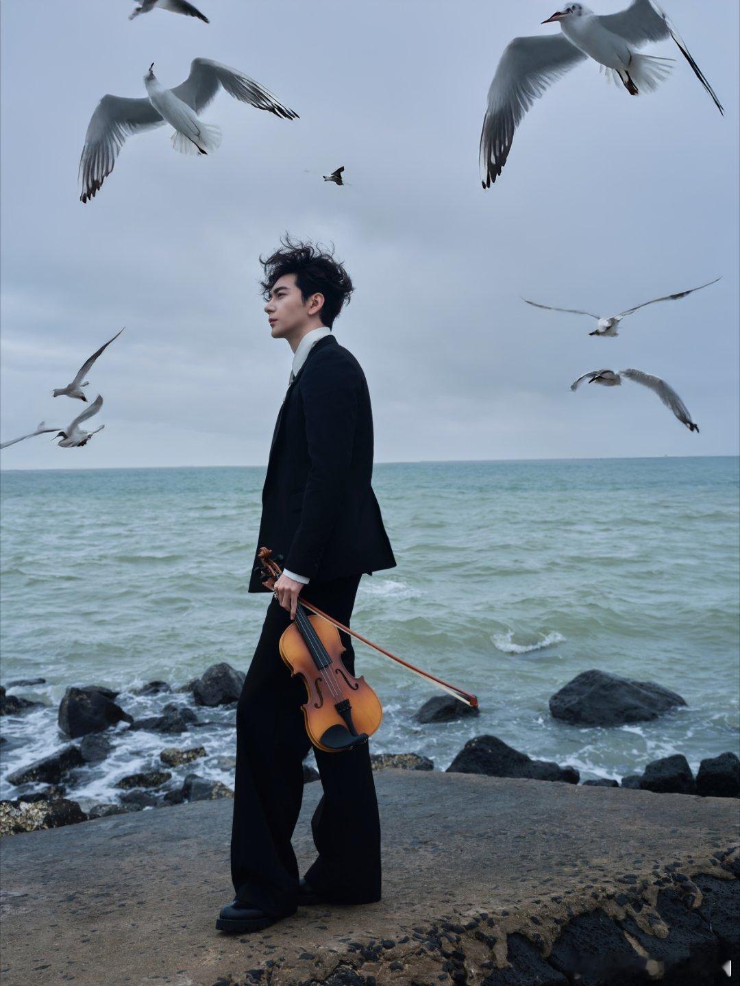 陈星旭星光大赏出发图自带bgm 丝绒质感碰撞冷冽气场，眉眼间藏着不驯与优雅，恰似