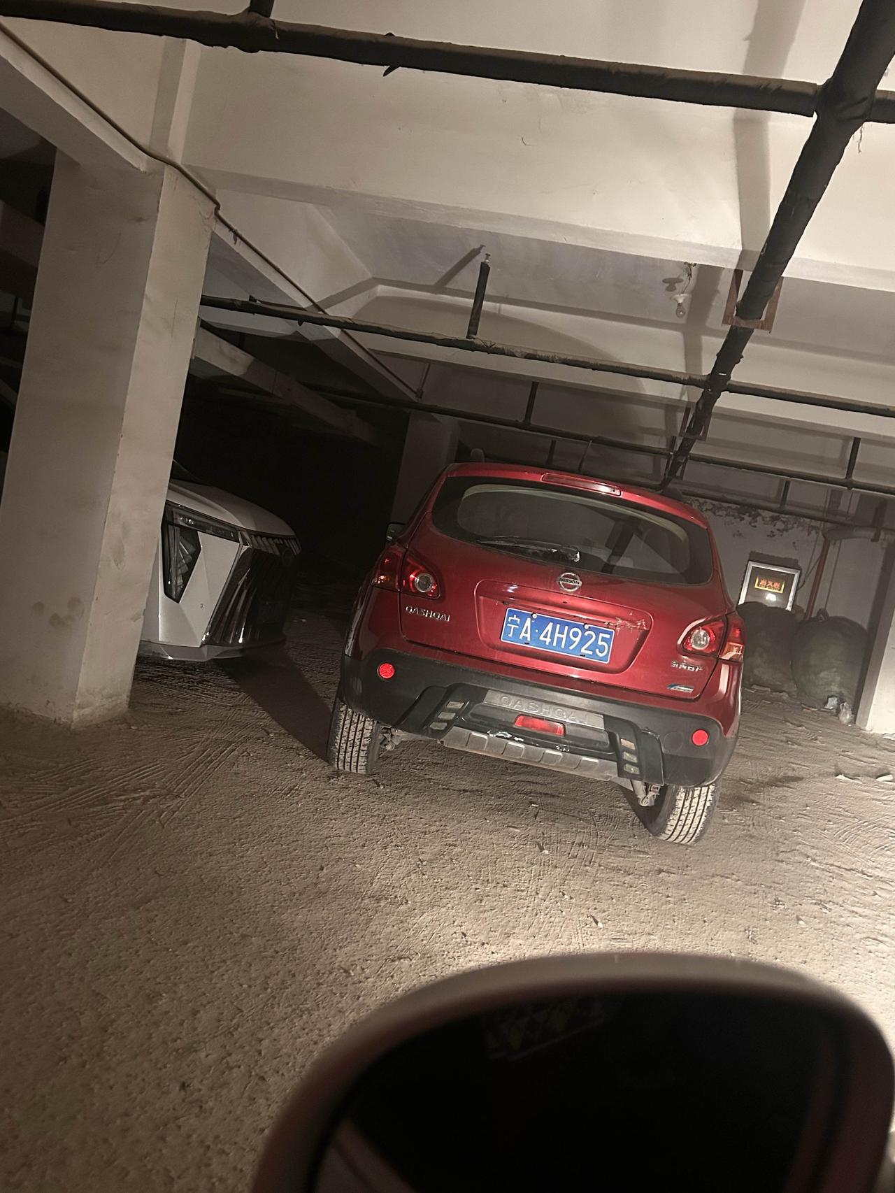 素质低就是素质低，晚上停车，非得把路给占住。