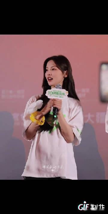 杨超越拍戏手臂大面积淤青 褪去偶像标签专注拍戏，杨超越细腻演绎角色内心，直面高难