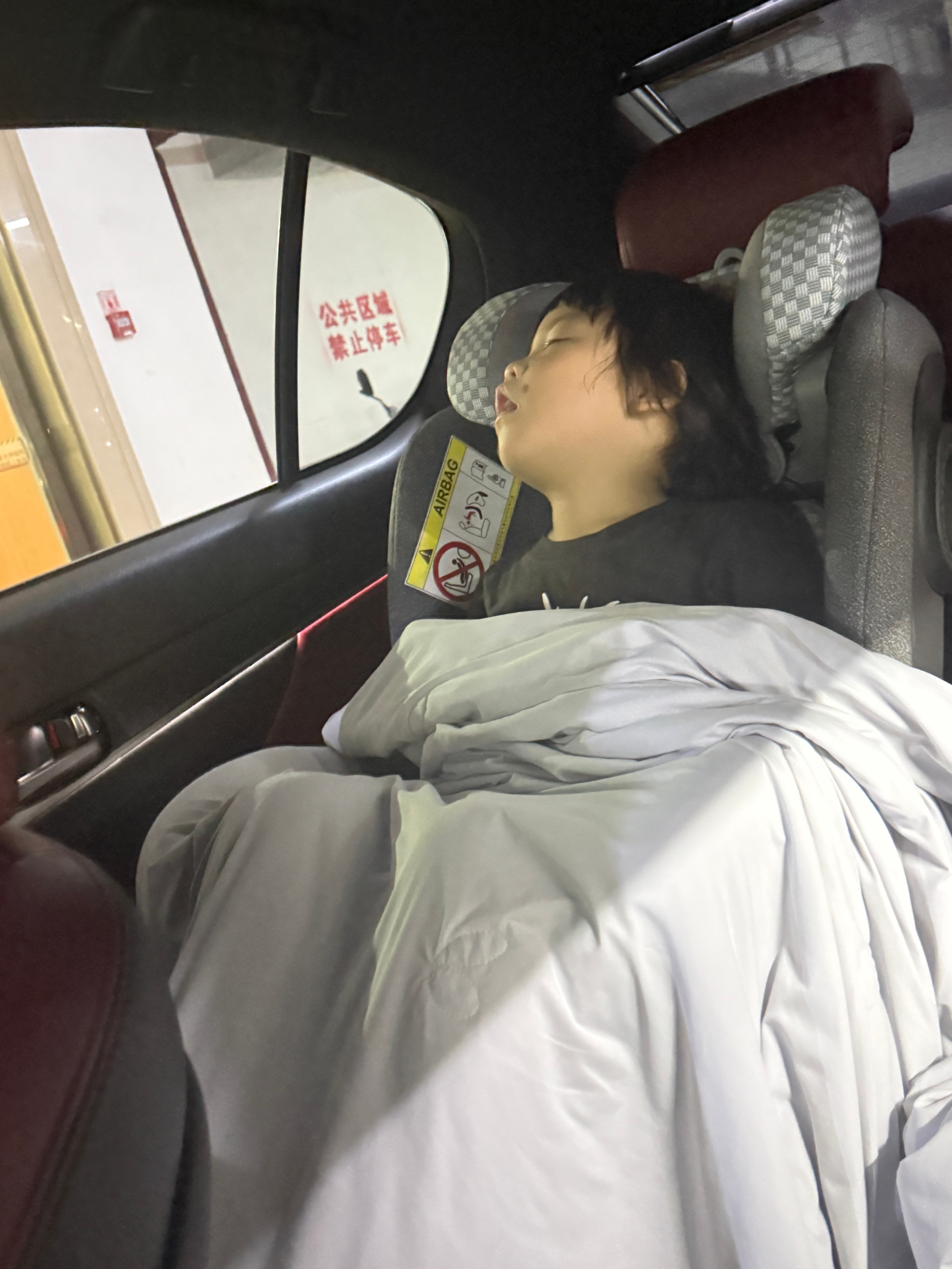开了半小时才睡着，个中心酸与崩溃不再细说我算是知道为什么旅蛙急于把孩子送去幼儿园