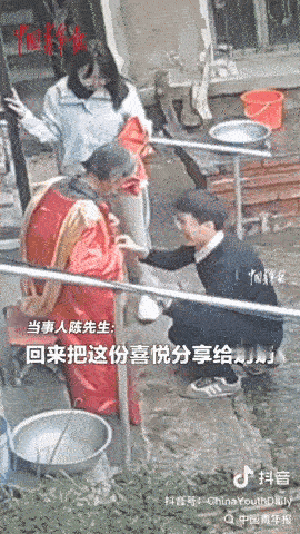 10月10日，一男子博士毕业后，就赶回家给奶奶补拍一场“毕业典礼”，他特意给奶奶
