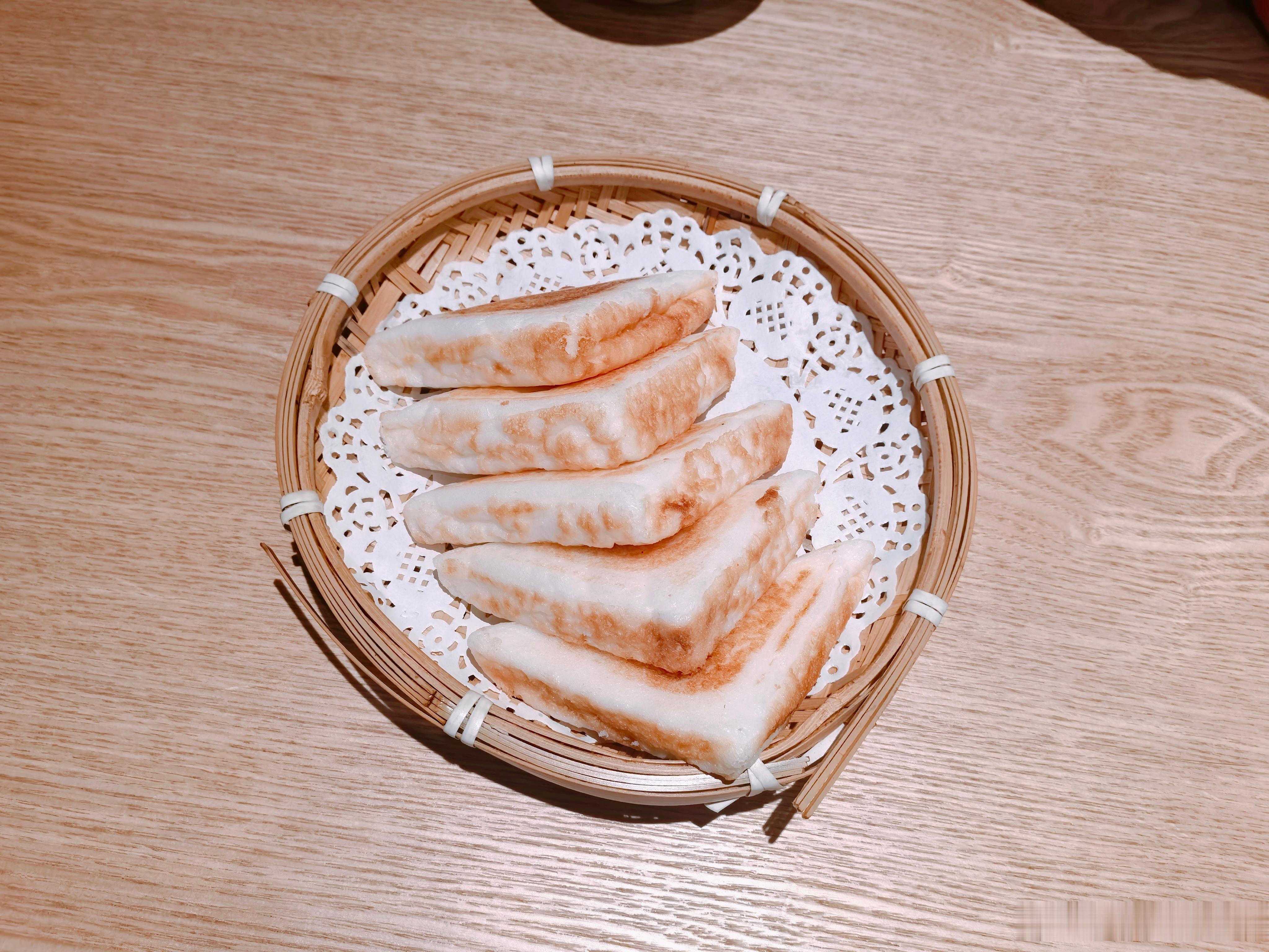 今日晚餐 北方人还是喜欢吃面食对海鲜一般😆，这个地锅鱼很对味呢😋，这个面皮炖