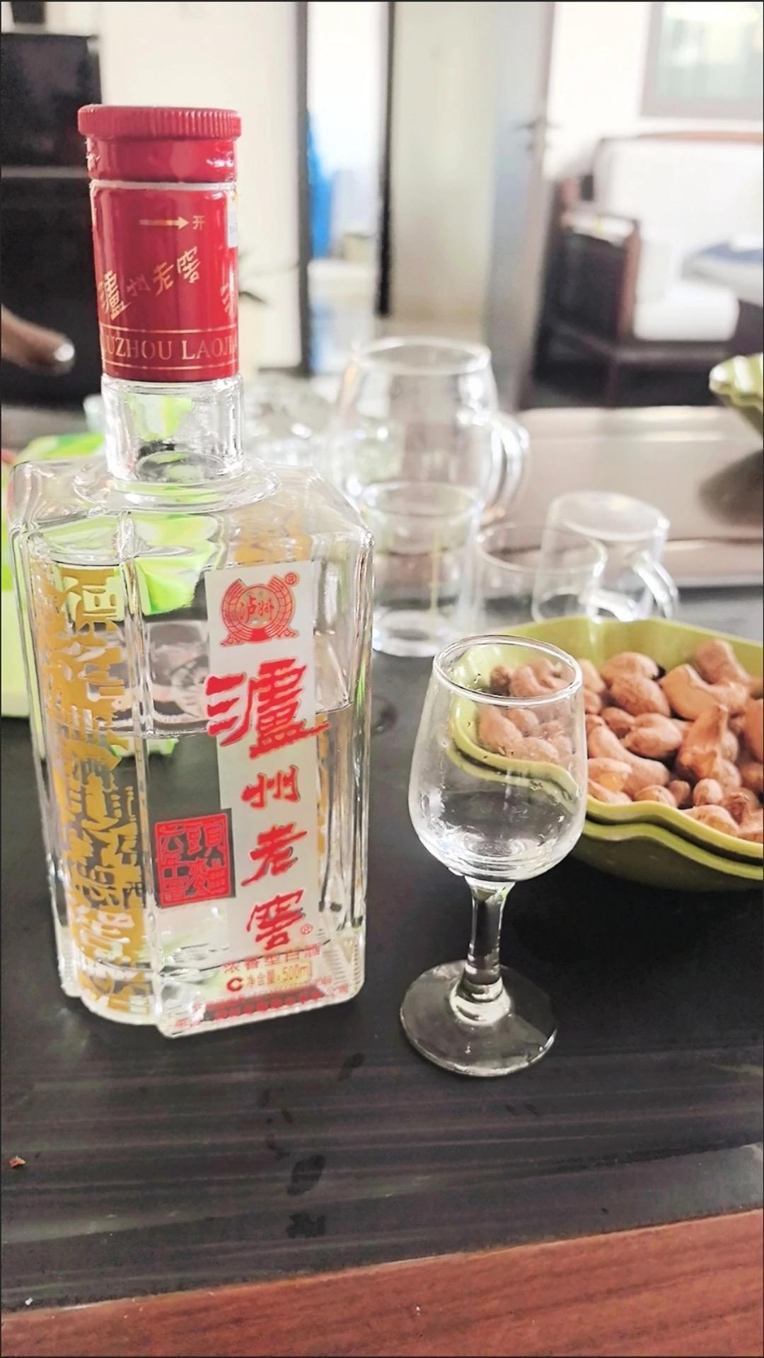 说实话，对咱们普通人来说，国窖1573和泸州老窖六年窖头曲喝着差别真不大。我自己