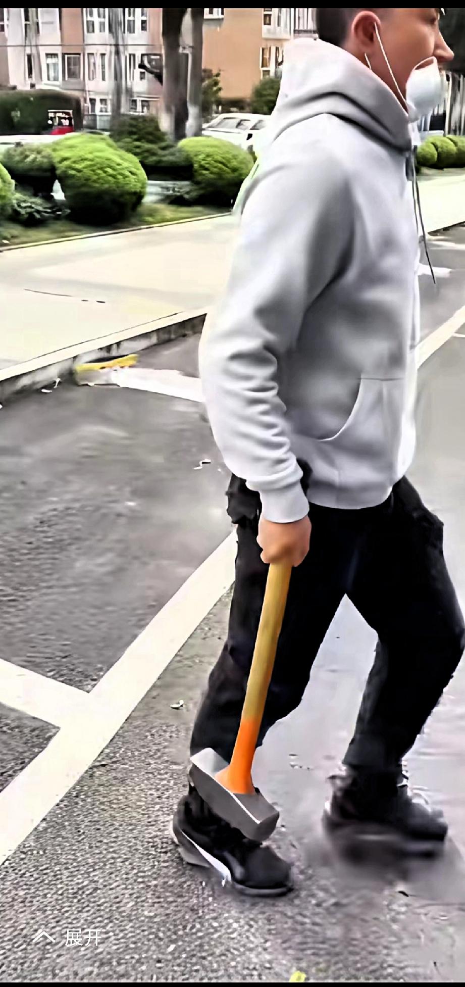 “公路是国家的，画个圈就收费，我还治不了你呀”！
小伙这句话引来群众的拍手叫好！