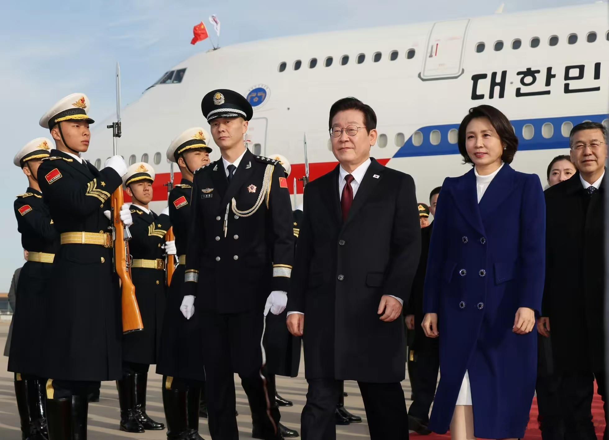 李在明形容中韩关系时说，花朵越鲜越好，朋友越老越好。 