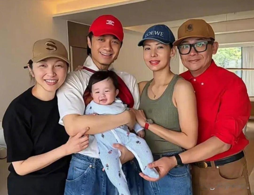 53岁的古巨基官宣再当爸爸，57岁妻子陈英雪二胎后首次露面，状态好到让人惊讶。两