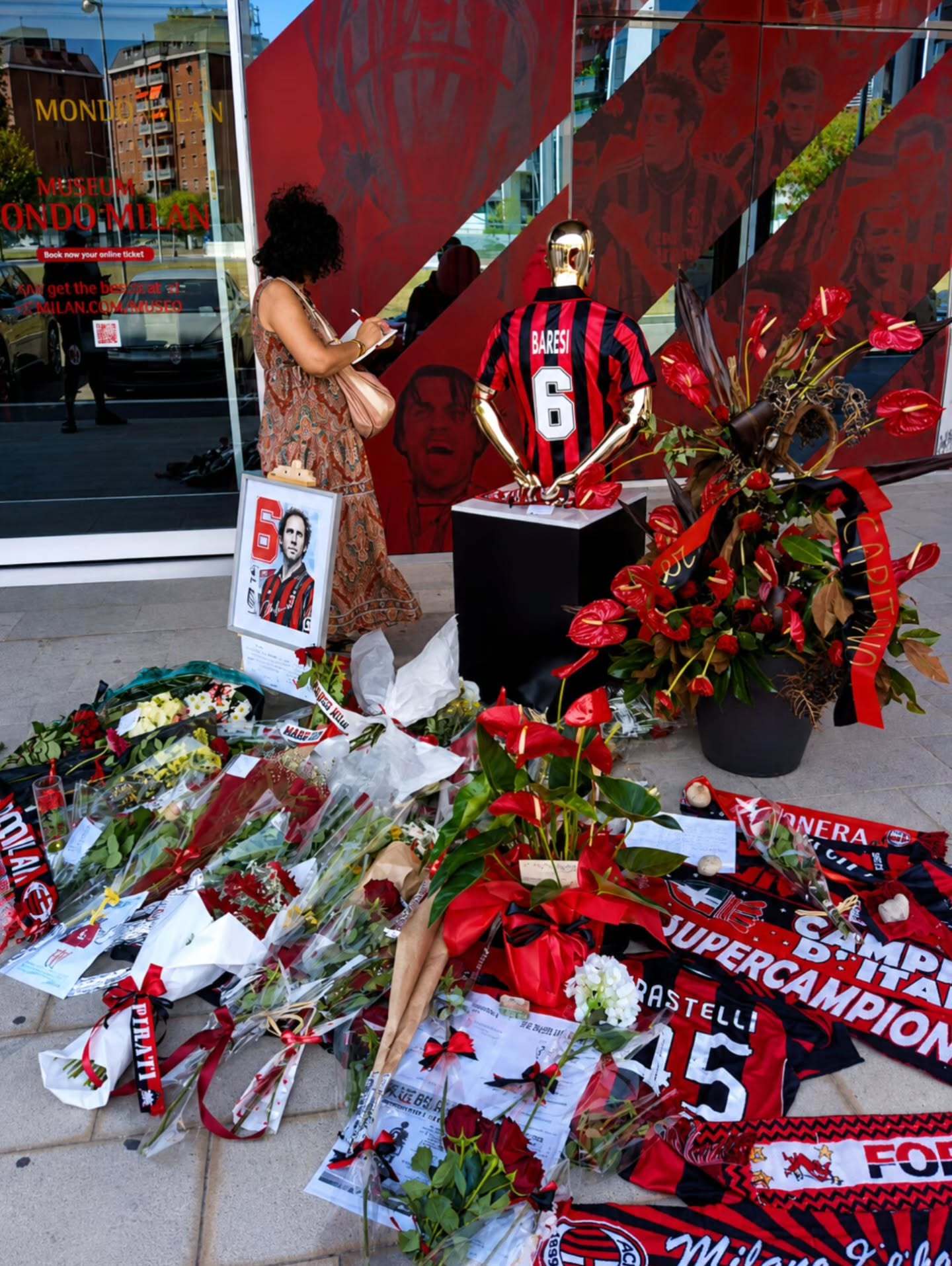 【MN】 追思巴雷西 ❤️🖤 不断有米兰球迷来到Casa Milan前悼念老队