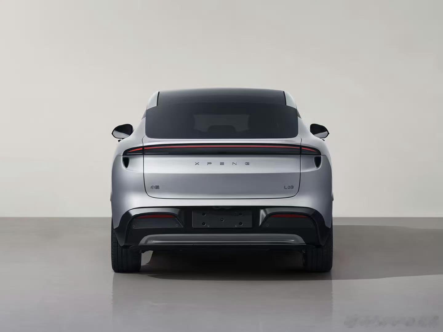 小鹏MONA L03，一款Coupe造型的紧凑型SUV，车尾的设计很运动，给人一