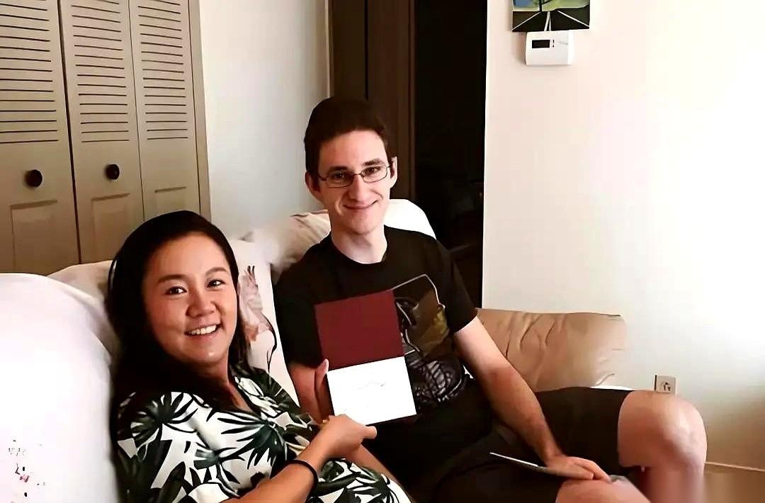 这是2019年发生在美国密苏里州的一起真实案件。
妻子失踪的第三天，美国丈夫推着