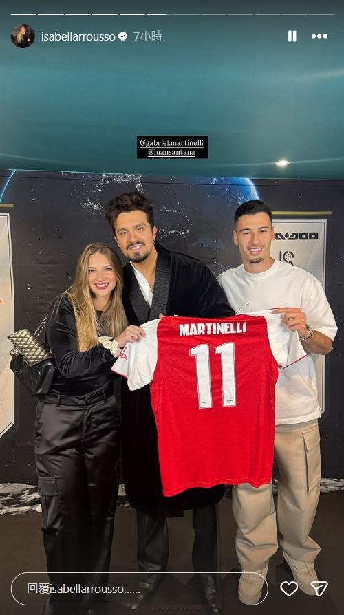 马丁内利与他的未婚妻伊莎贝拉·鲁索以及巴西创作型歌手卢安·桑塔纳合影 金秋观赛季