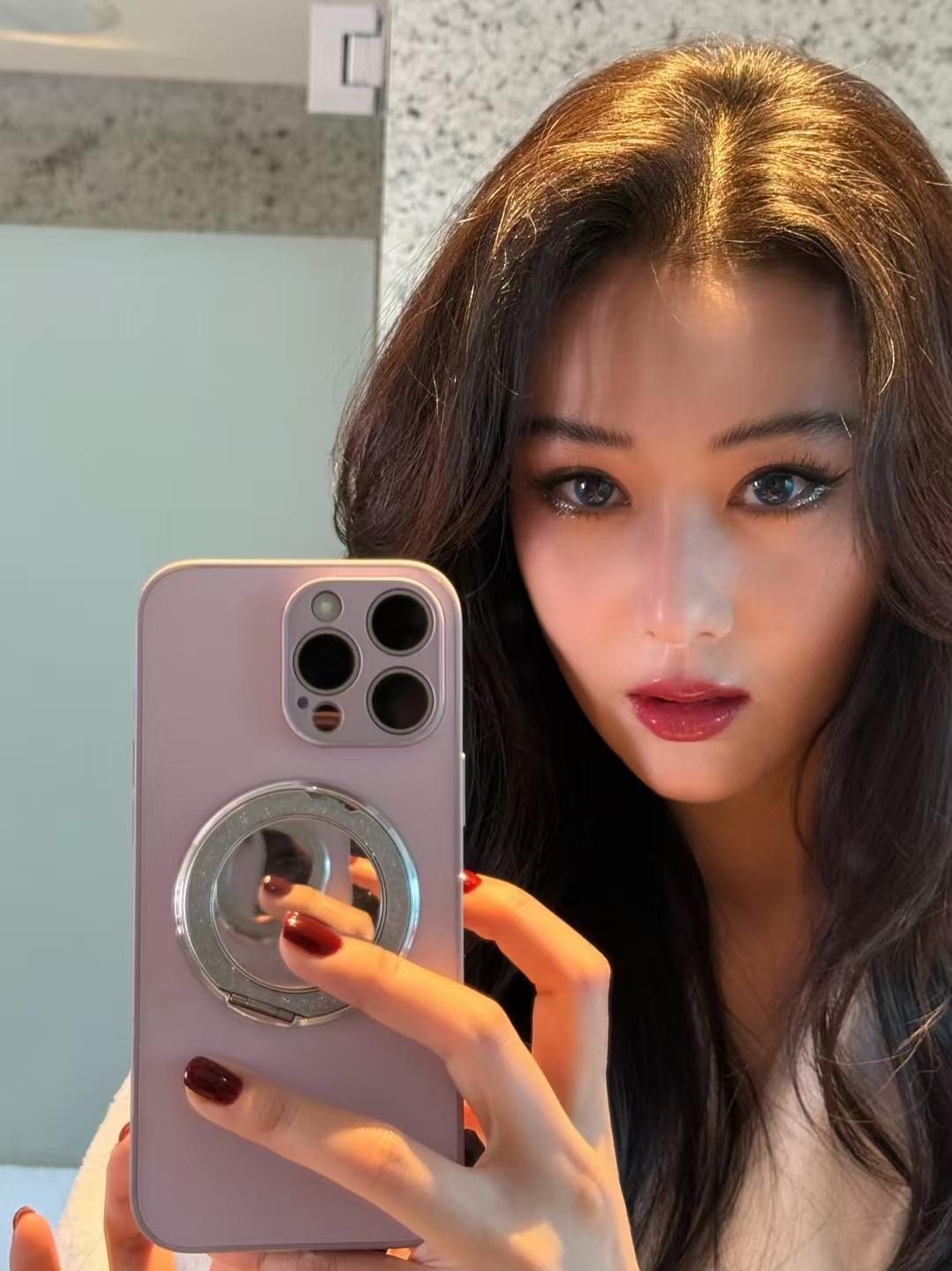 张馨予｜微醺开心的一晚 “很开心受邀见证格兰菲迪XS双雪莉桶系列新品正...