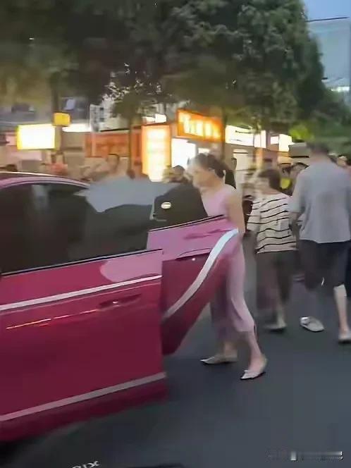南宁发生一令人心痛的故事：女孩在街头偶遇男友和另一女人亲密，她上前质问，没想到竟