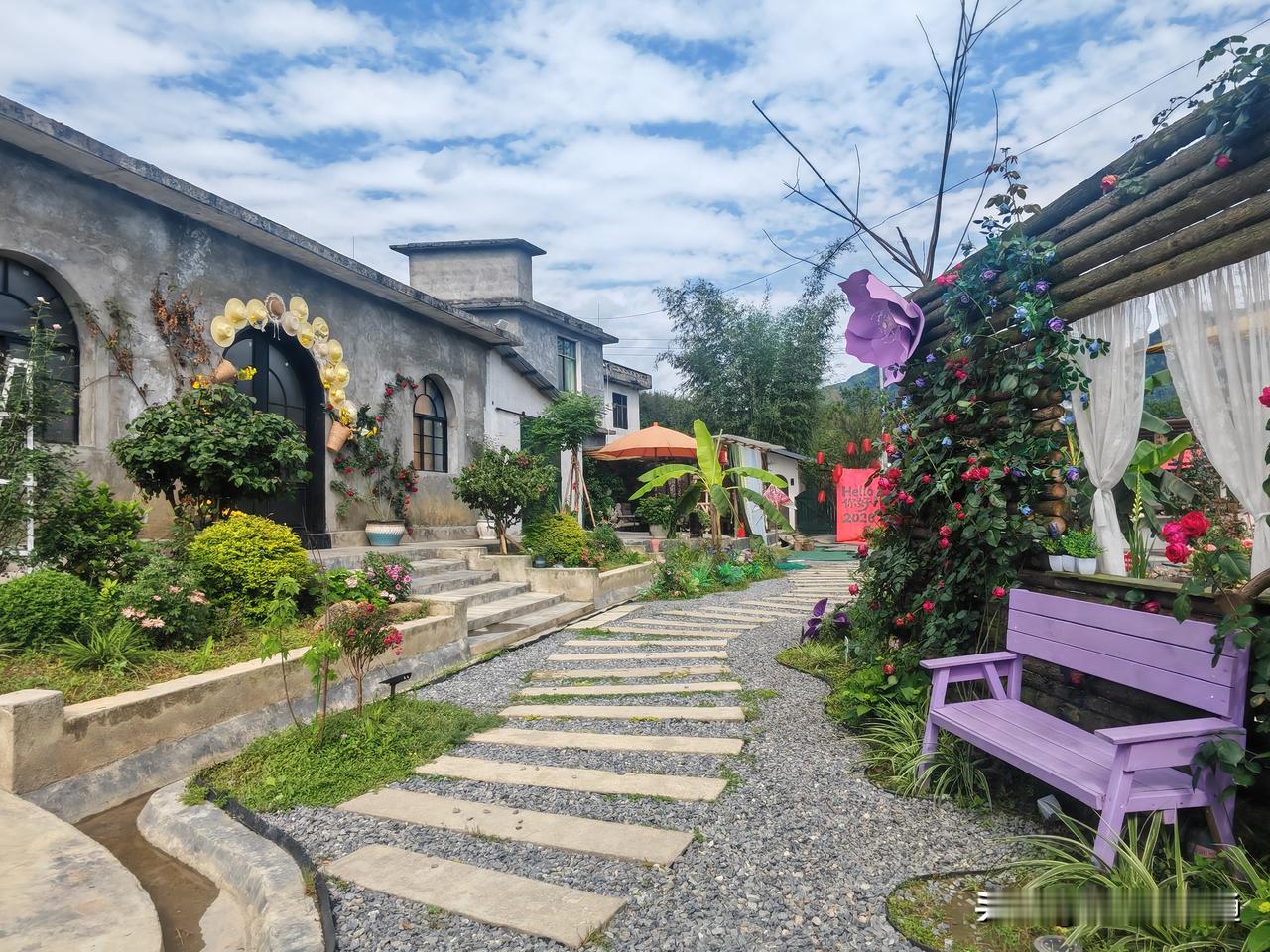 在长宁双河镇！一个镇上有这样一个农家乐确实还是比较少见，他推门不是高楼大厦，是田