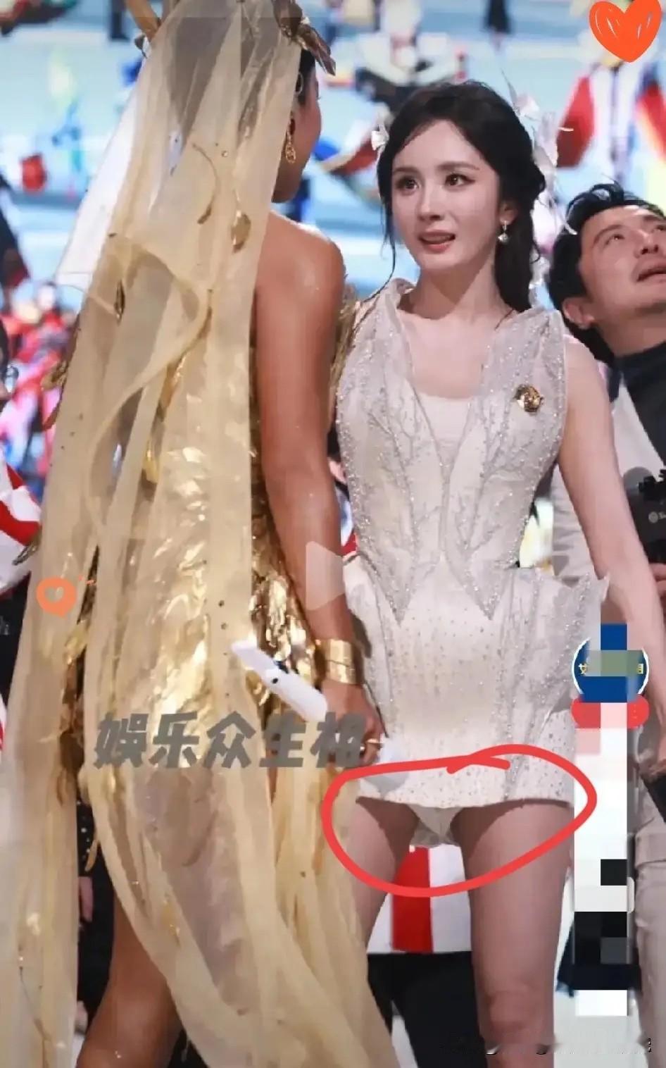 一夜之间，杨幂的短裙引发了热议，大家并不是惊艳于她的外表，而是觉得裙子太短了。