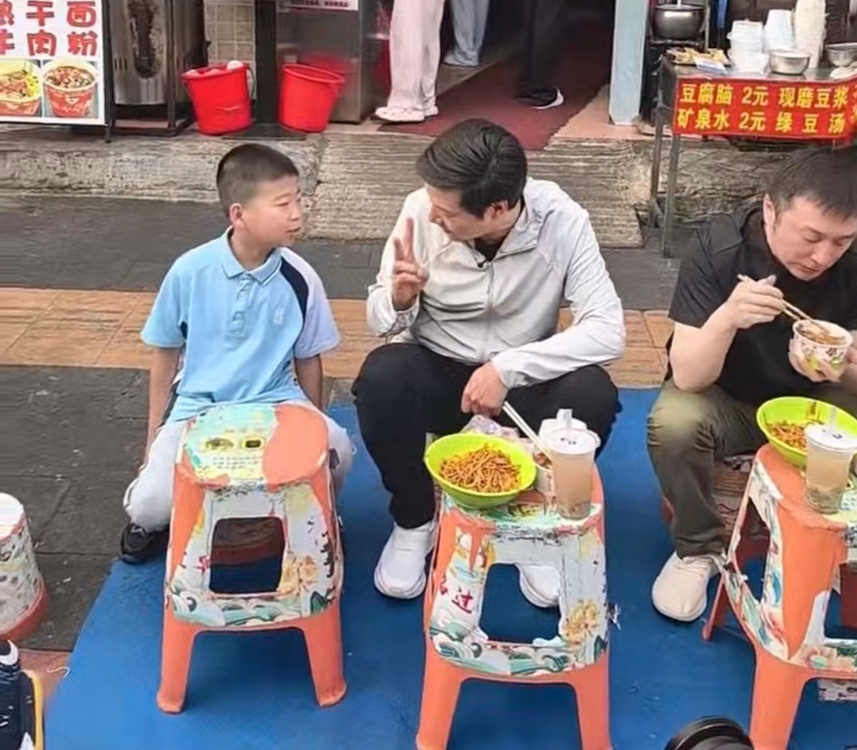 雷军说在街边吃热干面几十年没变 话说武汉很流行用这种塑料凳当小桌子吗？ 