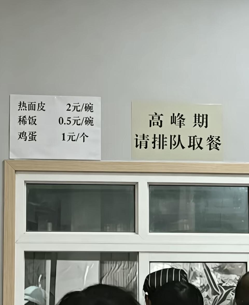 十块钱在别得地方，可能是一个工地的工人一顿饭钱，平时路边摊大多一顿也是十块钱。但