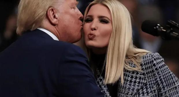 怪不得美国能传出特朗普与女儿的“丑闻”，这对父女是真的不分场合的“亲近”，甚至亲
