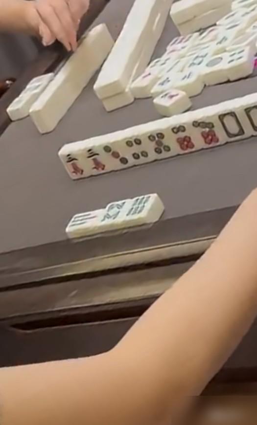 牌桌上还剩6张牌，我碰了个二筒，对家大叔直接把牌一推，指着我鼻子骂。
他说都快