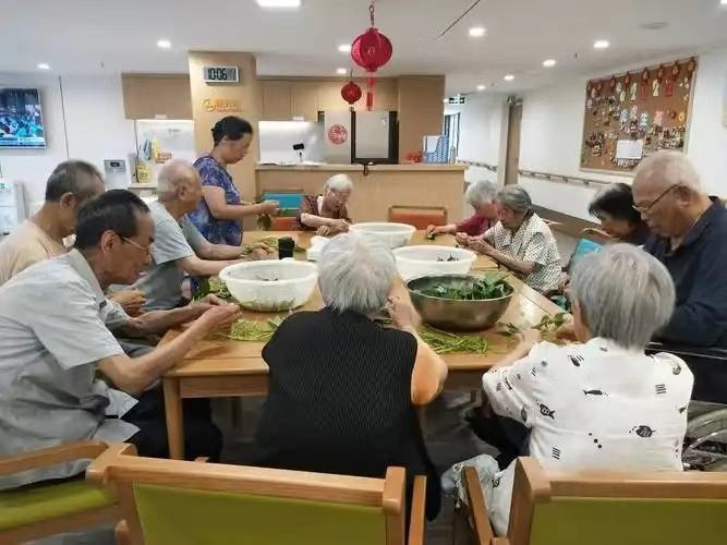 为什么绝大多数老人至死不去养老院？这么说吧，养老院有一个很搞的地方，就是它的集体