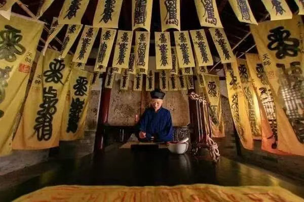 民俗多听肖老道 符咒是科仪辅助手段，多用于召将、发遣、镇坛、净水、护身。符是云篆