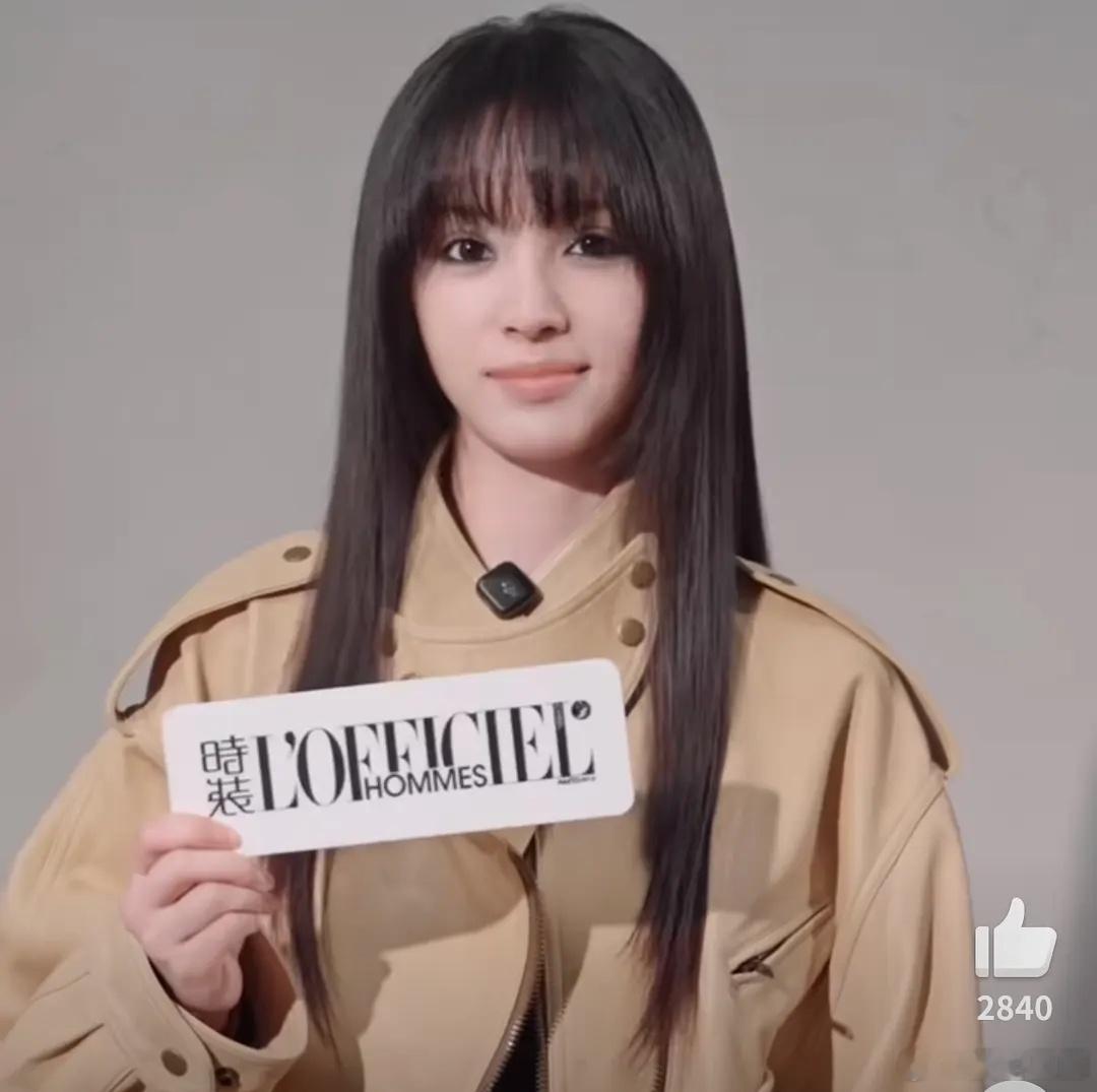 田曦薇现在有刘海都不好看了。。。 