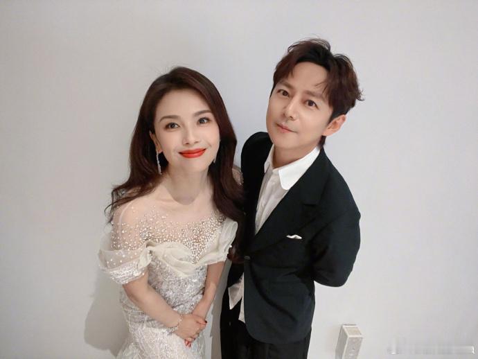 #刘涛何炅同框合照##刘涛何炅比耶照#刘涛和何炅的同框画面，温馨满满。他们的约定