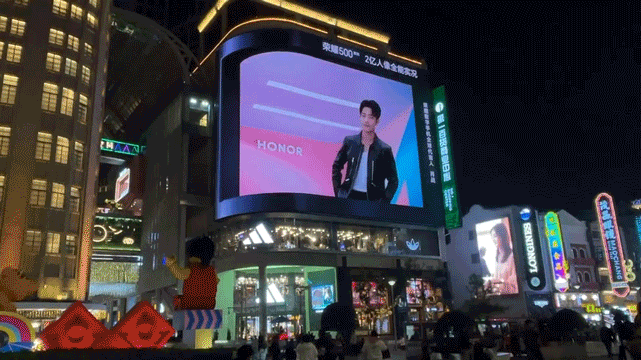 荣耀给肖战铺的大地广，帅哥就是要怼脸才对