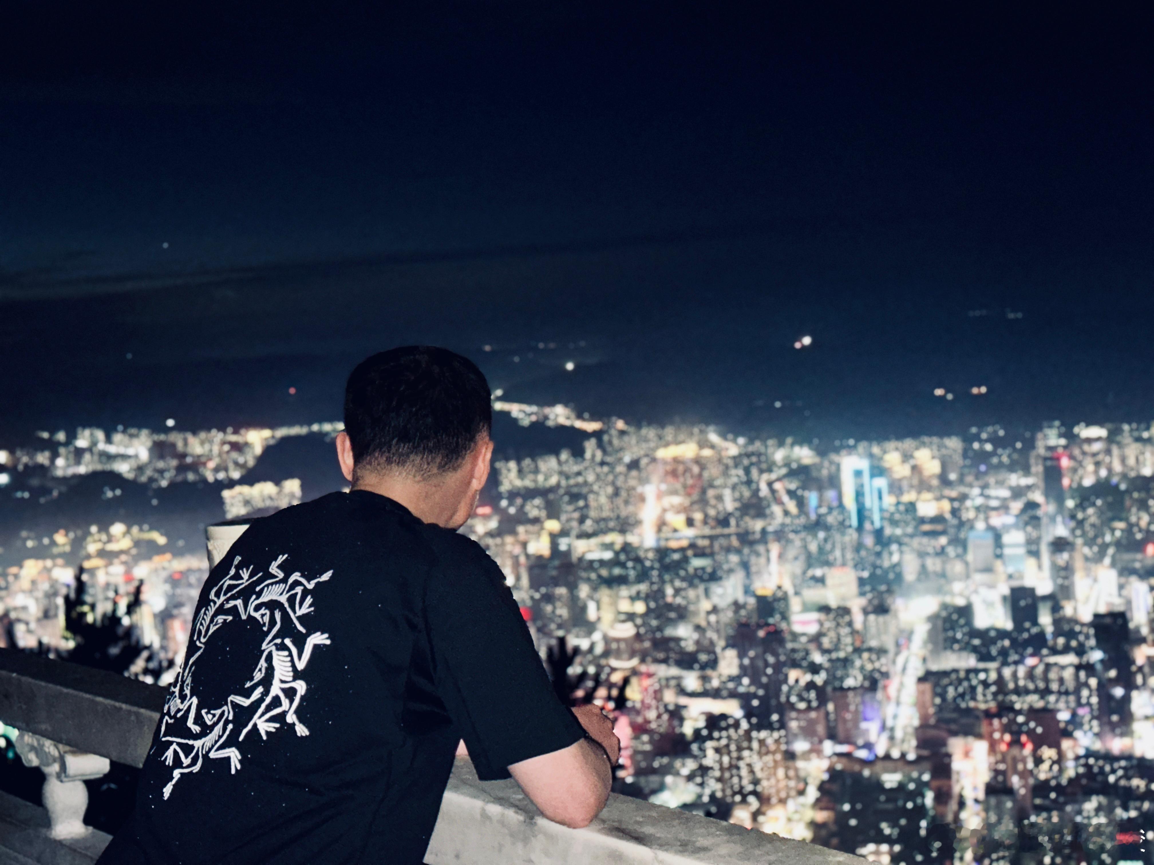 幸福不在别处，而在我们自己手中。好梦~~~ ​​​