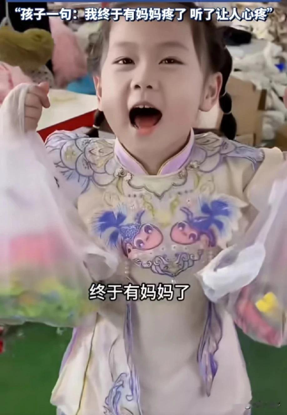爱是无所不能的！！浙江，一女孩在工厂车间给大家发糖，大喊：“我终于有妈妈疼了！好
