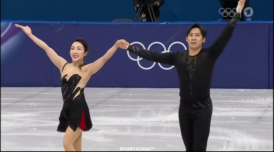 冰上绘青绿！隋文静/韩聪将《只此青绿》带上冬奥赛场 以花滑传递中华之美米兰当地时