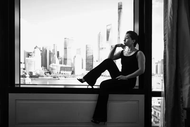 巩俐现在活成了自己的模样。

她59岁，无儿无女，北京别墅锁了五年，奔驰积灰。父