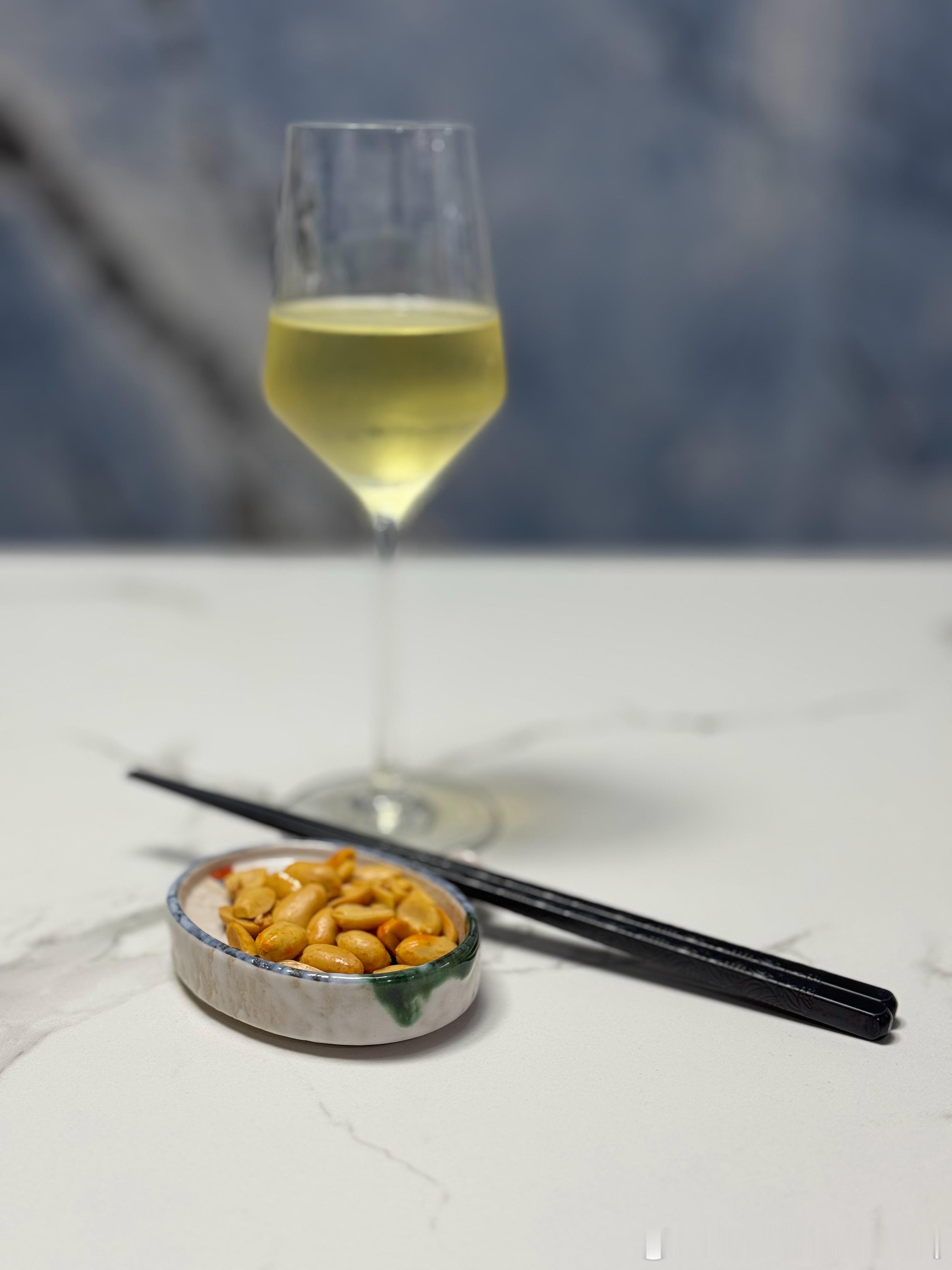 酒鬼花生，黑椒蝦，藕帶炒吊龍，啫啫魚扣，肉碎炒青菜。爭取閉關兩天，下週出發去珠海