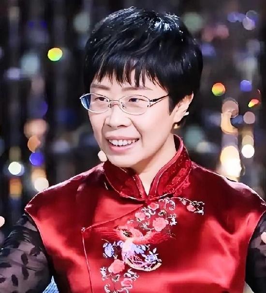 你敢信吗？前阵子还在诗词大会上温温柔柔讲唐诗宋词的蒙曼，就因为聊了几句清朝，直接