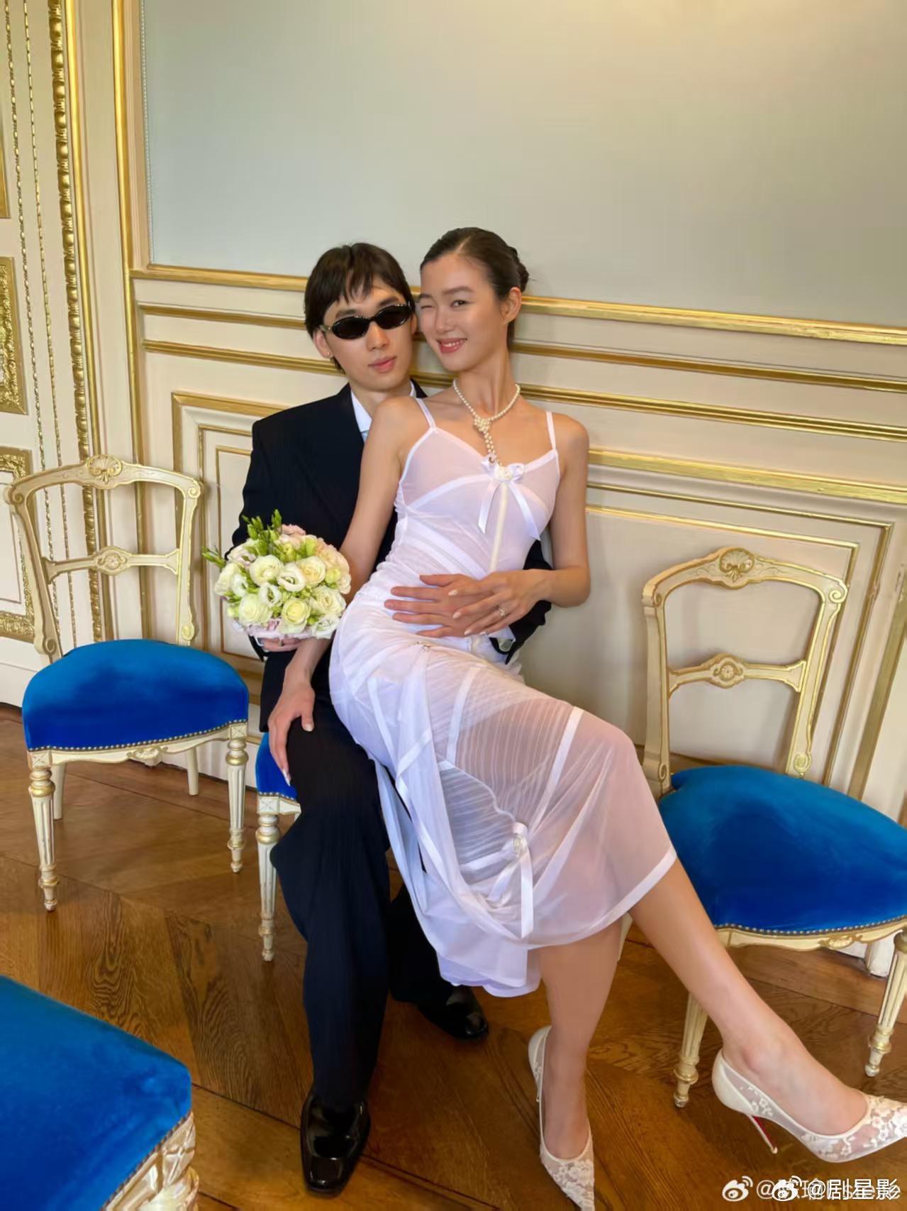 陈瑜辟谣怀孕陈瑜辟谣结婚是因为怀孕被网友猜测奉子成婚，陈瑜一句“我自己还是个宝宝