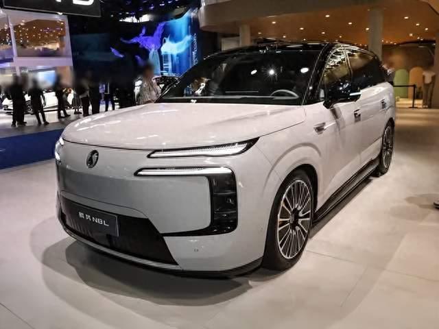 30万买六座SUV还送百万级空悬？腾势这是来砸场子的吧