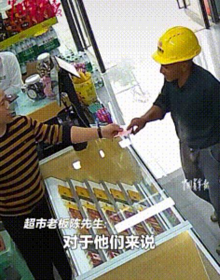 “不发财都难！”重庆一农民工大哥来到一超市转了一圈后，什么也没买就走了，谁知，次