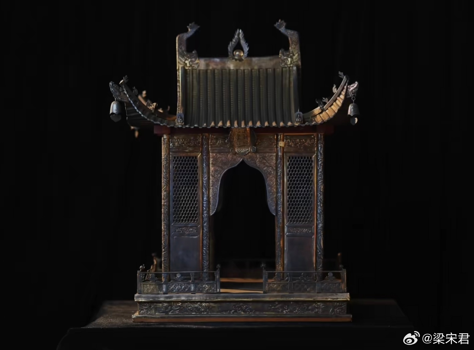 宁波天封塔地宫出土宋代（南宋绍兴十四年）银殿（图一），前檐为盘龙柱（图二），后为