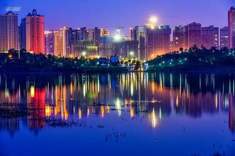 下联：夏观十色五光。

（图片来自网络）