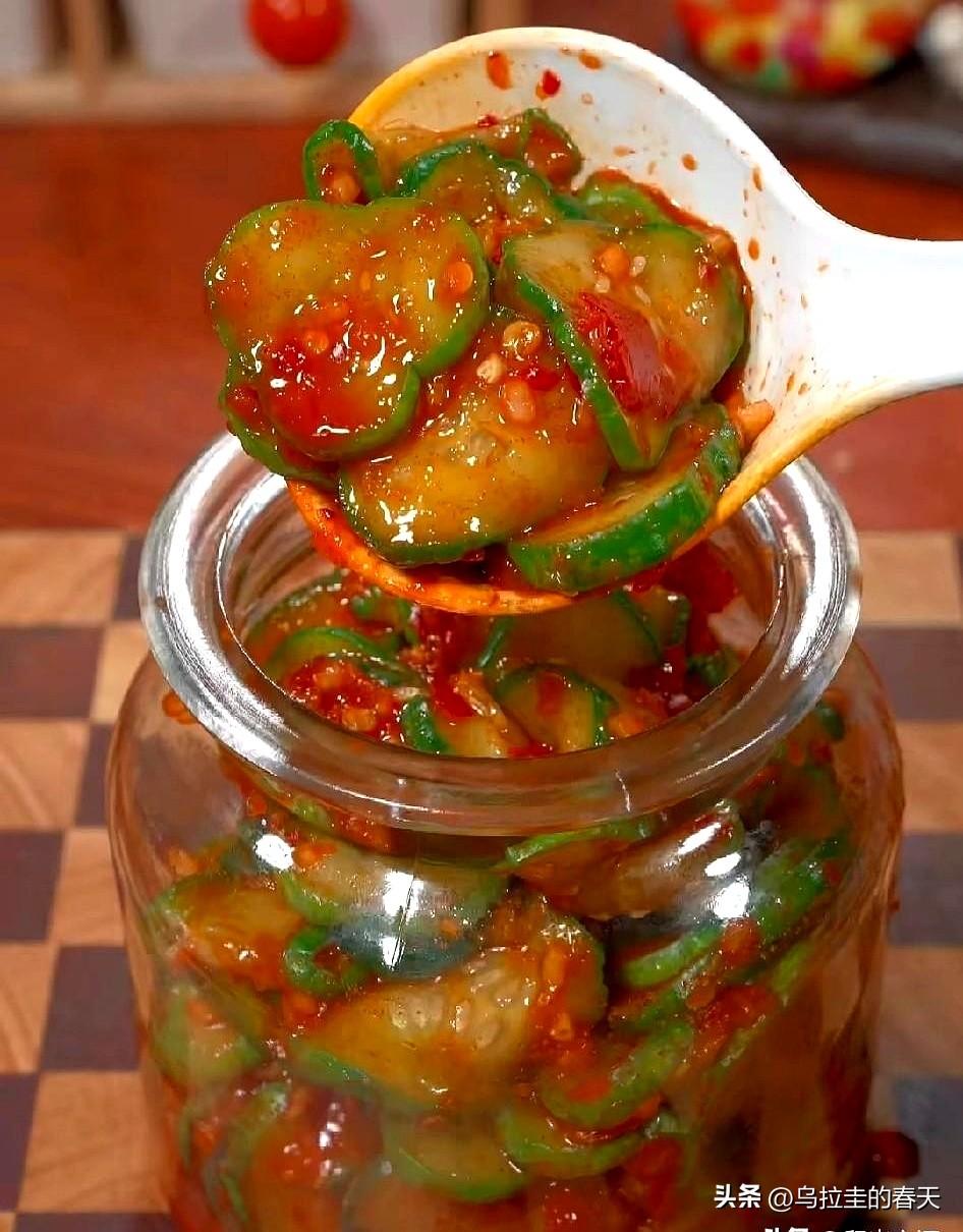家里有位九十五岁的老人，身体还算硬朗，吃饭穿衣都能自己来，旁人一看，像是挺有福气