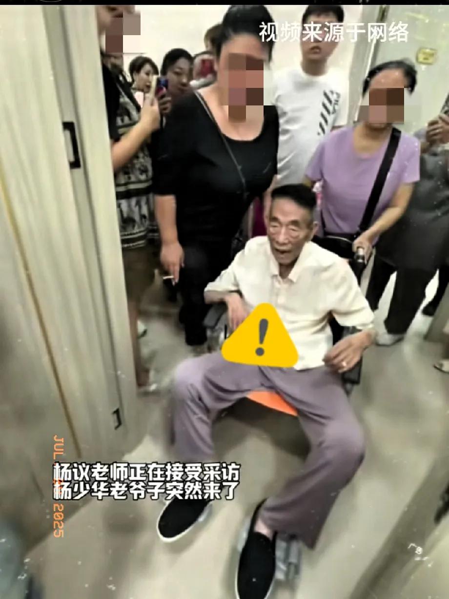 对比蔡澜的晚年生活。
​94岁的杨少华是不幸的。
​在他离世当天的上午，他还坐着
