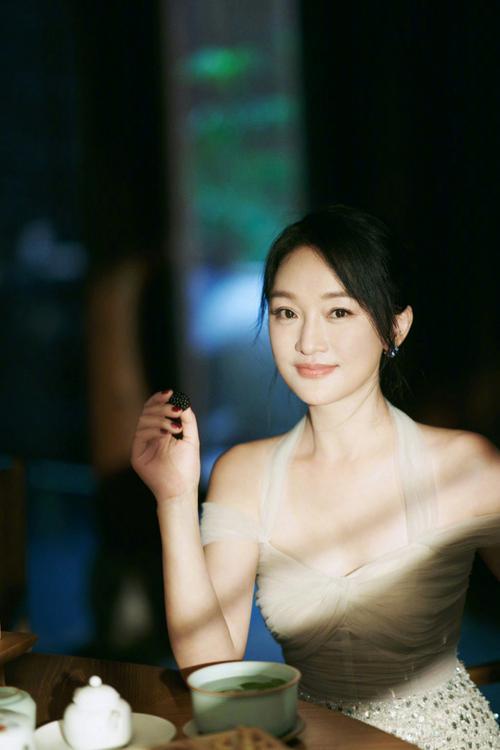 周迅


周迅在圈内被昵称为“迅哥”、“周公子”，这与她豪爽，随性洒脱的性格有关