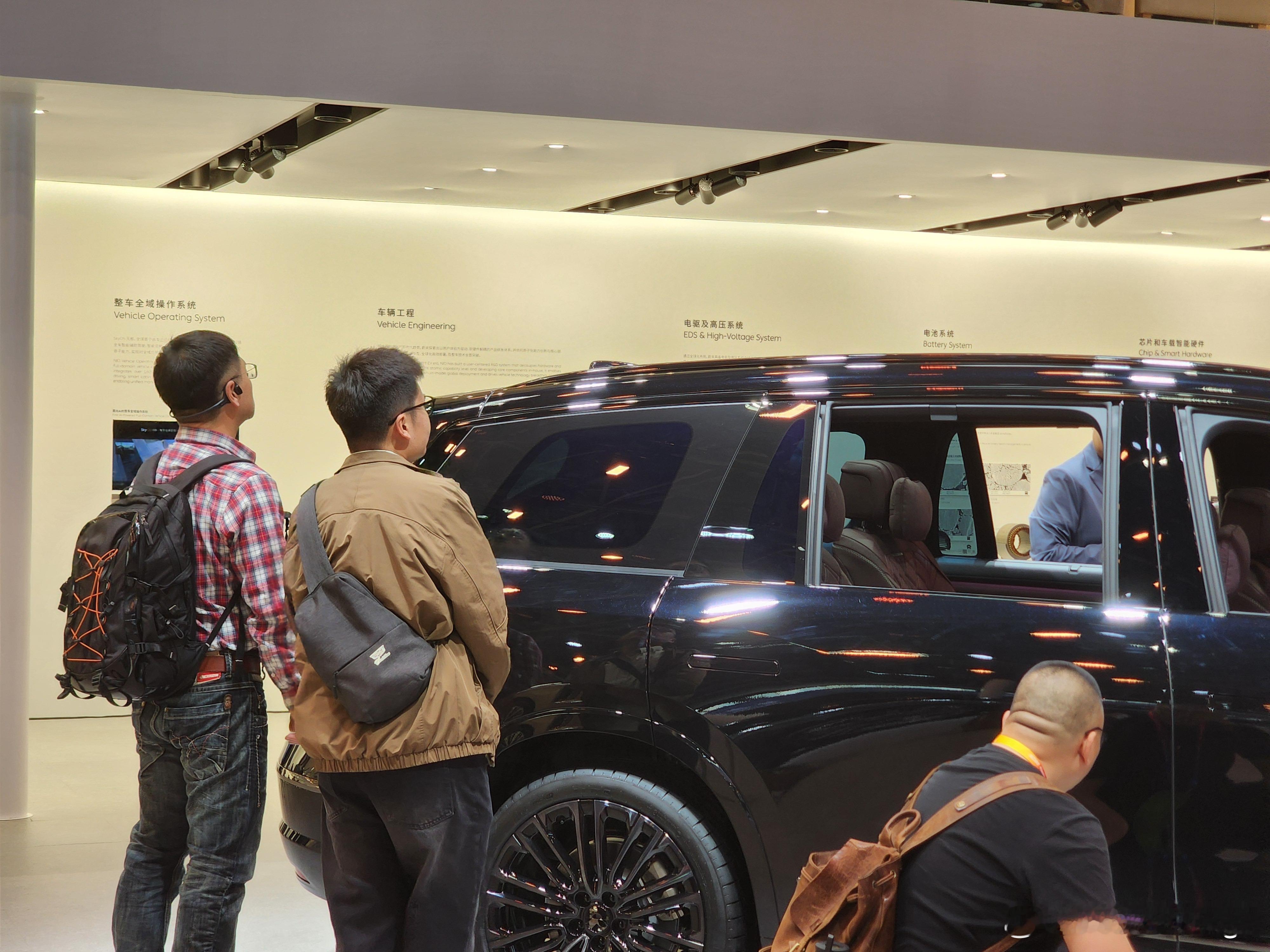 路过小鹏的展馆，我看到这个颜色的GX，CD柱的角窗这款玻璃用的灰色（图一），是不