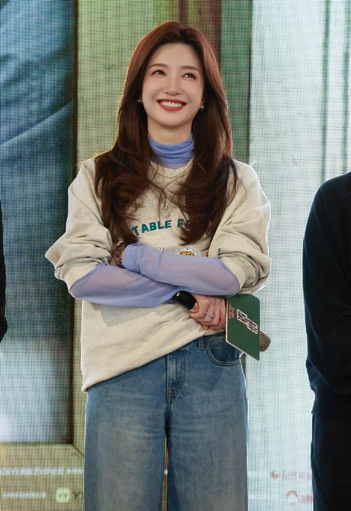 今天江疏影在宣传新片的时候搭配的年轻又可爱，她穿的也很显年轻，看起来散发着青春光