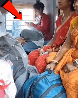 印度一女子乘火车坐在靠窗的座位上玩手机。
结果她稍不注意，手机就被窗外的小偷抢走